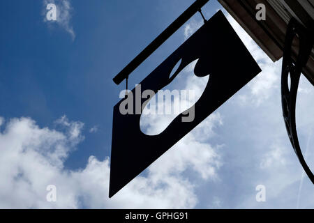 Apple speichern Zeichen vor einem blauen Himmel Stockfoto