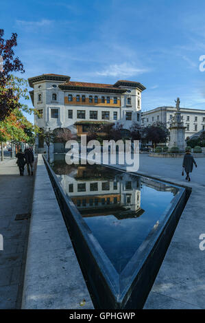 Postamt Gebäude an der Ecke Calle de Calvo Sotelo und Calle de Alfonso XIII in der Stadt Santander, Kantabrien, Spanien Stockfoto