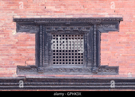 Schön geschnitzten Holzfenster im königlichen Palast, Durbar Square, Patan, Nepal Stockfoto