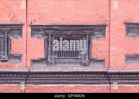 Schön geschnitzten Holzfenster im königlichen Palast, Durbar Square, Patan, Nepal Stockfoto