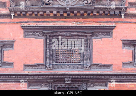 Schön geschnitzten Holzfenster im königlichen Palast, Durbar Square, Patan, Nepal Stockfoto