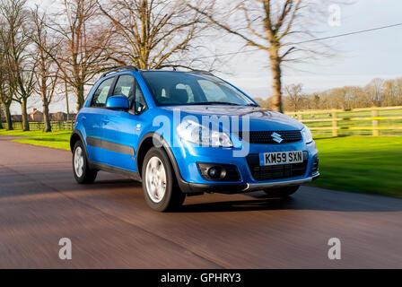 2009 Suzuki SX4 kompakt-4 x 4 SUV fahren Stockfoto