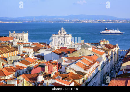 Blick über die Dächer der Innenstadt Lissabons, Tejo, Portugal Stockfoto