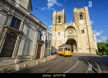 Alte Straßenbahn vor der Kathedrale in Lissabon, Portugal Stockfoto