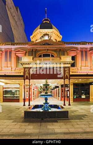 Eingang und Perspektive durch historische architektonische Gebäude von Adelaide shopping-Straße Rundle Mall mit Brunnen Stockfoto