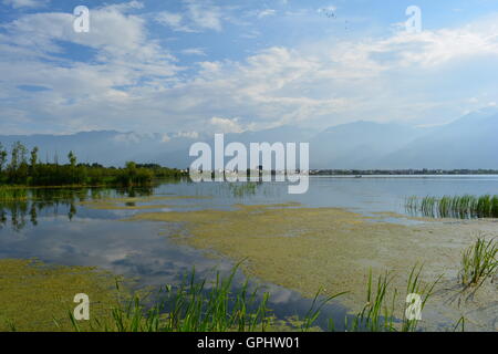 See mit bewölktem Himmel Reflexion, bei Dali County, Provinz Yunnan, China. Stockfoto