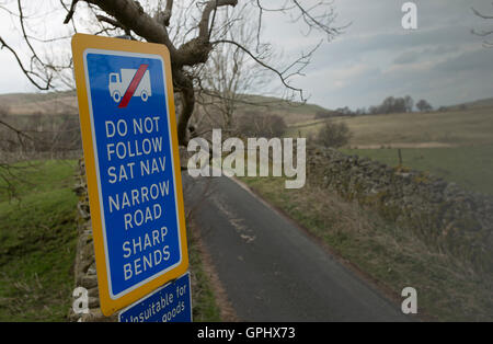 Ein Straßenschild auf sehr schmale Straße, die breite Fahrzeuge und Warnung Fahrer zu verbieten auf Navigationsgeräten nicht angewiesen Stockfoto
