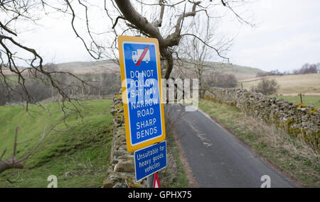 Ein Straßenschild auf sehr schmale Straße, die breite Fahrzeuge und Warnung Fahrer zu verbieten auf Navigationsgeräten nicht angewiesen Stockfoto