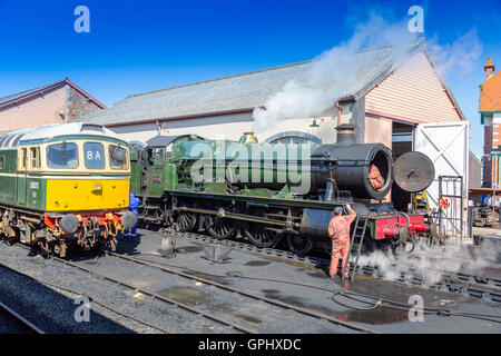 Ex-GWR Dampf Lok 4396 'Kinlet Hall' Aufmerksamkeit von Monteuren in Minehead Station West Somerset Railway, England, UK Stockfoto