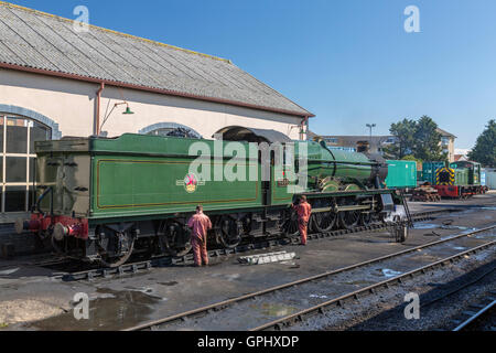 Ex-GWR Dampf Lok 4396 'Kinlet Hall' Aufmerksamkeit von Monteuren in Minehead Station West Somerset Railway, England, UK Stockfoto