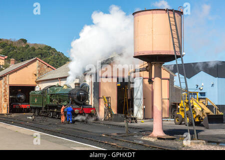 Ex-GWR Dampf Lok 4396 'Kinlet Hall' Aufmerksamkeit von Monteuren in Minehead Station West Somerset Railway, England, UK Stockfoto