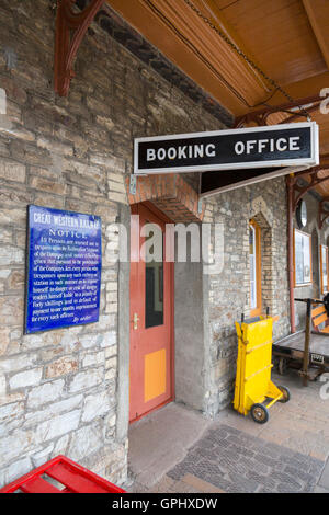 Das Buchungsbüro in Buckfastleigh Station auf der South Devon Railway, England, UK Stockfoto