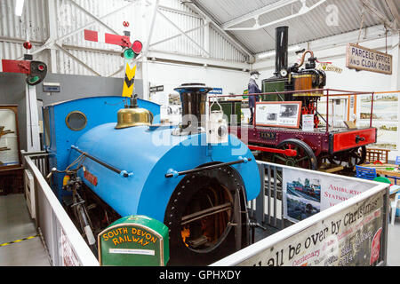 Vintage Zeichen und Lokomotiven im Museum in Buckfastleigh Station auf der South Devon Railway, England, UK Stockfoto