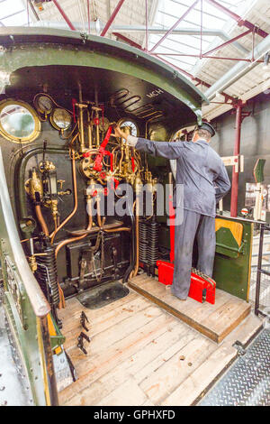 Ein Modell des Treibers auf die Fußplatte des Ex-GWR Dampf Lok 3516 mit Steam Museum, Swindon, Wiltshire, England, UK Stockfoto