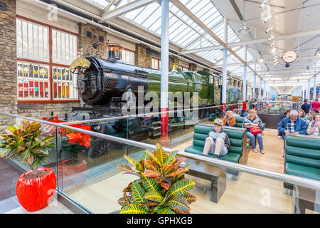 Ex-GWR Dampf Lok 7819 "Hinton Manor" angezeigt in der Food Hall, McArthurGlen Designer Outlet, Swindon, Wiltshire, England UK Stockfoto