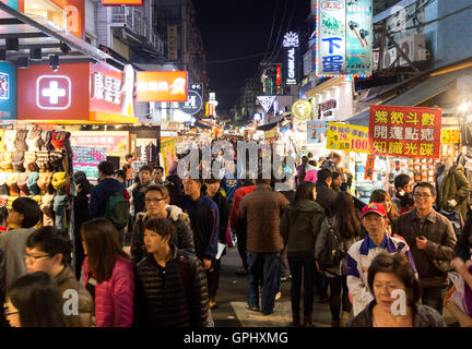 Taipeh, Taiwan - 4. Januar 2015: Gasse voller Menschen auf dem Nachtmarkt in Shilin district Stockfoto