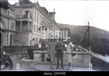 1920er Jahre, historisch, Straßenszene, Bratislava, Tschechoslowakei. Leute auf Grand Tour posieren für ein Foto. Stockfoto