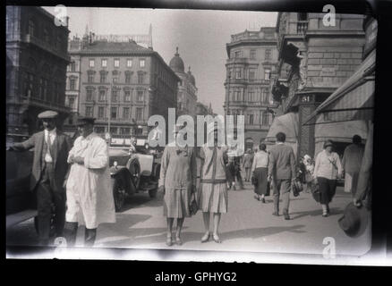 1920er Jahre, historisch, Straßenszene, Bratislava, Tschechoslowakei. Fahrer durch ihre Tourenwagen warten. Stockfoto