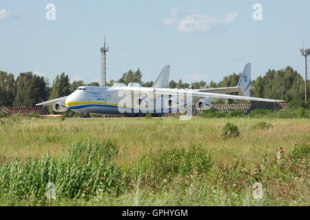 Kiew, Ukraine - 20. Juli 2012: Antonov Design Buseau An-225 "Mriya" ist am Flughafen geparkt Stockfoto