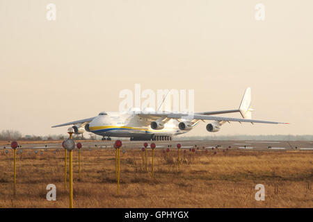 Kiew, Ukraine - 5. Januar 2012: Antonov Design Buseau An-225 "Mriya" ist zum Start am Sonnenuntergang des Rollens Stockfoto