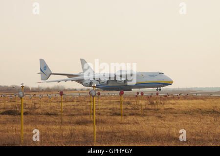 Kiew, Ukraine - 5. Januar 2012: Antonov Design Buseau An-225 "Mriya" ist auf Start-und Landebahn für den Start am Sonnenuntergang des Rollens Stockfoto