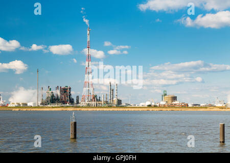 Eine Raffinerie mit hohen Fackel Stapel in den Hafen von Antwerpen, erhebt sich Belgien mit vielen der Destillation. Stockfoto