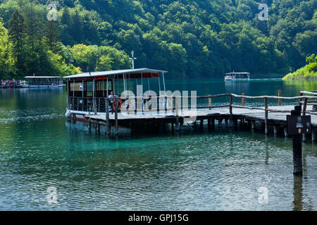 Ausflugsboote auf See Kozjak in Nationalpark Plitvicer Seen in Kroatien Stockfoto