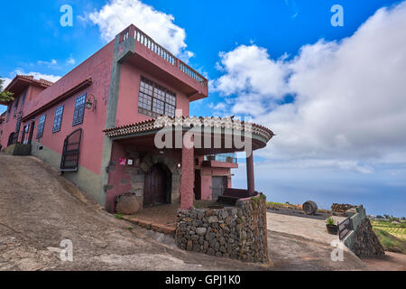 Weinprobe auf dem Weingut Bodegas Monje. Besuchen Sie eines der renommiertesten Weingüter in Teneriffa Stockfoto