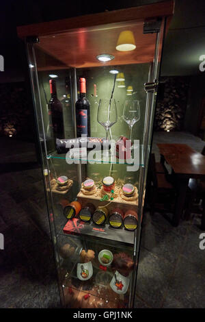 Weinprobe auf dem Weingut Bodegas Monje. Besuchen Sie eines der renommiertesten Weingüter in Teneriffa Stockfoto