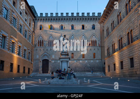 Die Piazza Salimbeni in der Altstadt von Siena, Italien Stockfoto