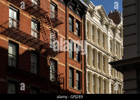 Soho-Gebäude mit Ziegel und gusseisernen Fassaden und Feuer zu entkommen. Manhattan, New York City Stockfoto