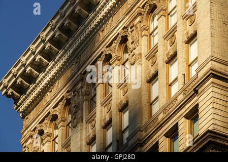 Soho Ziegelbau Fassaden und Gesimse mit Terrakotta architektonische Ornamente. Manhattan, New York City Stockfoto