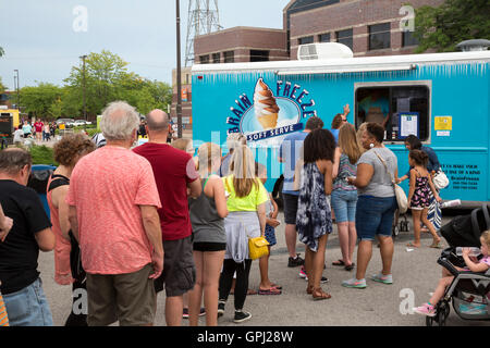 Fort Wayne, Indiana - Menschen Line-up für Eis bei der Fort Wayne Geschmack des Kunstfestivals. Stockfoto