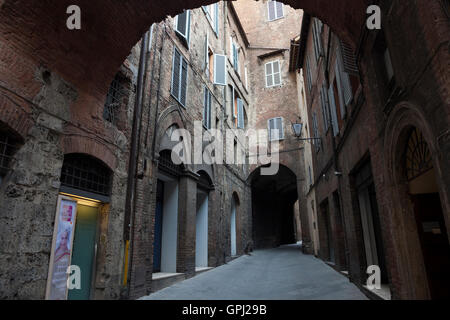 Gewölbten Durchgang auf den Straßen der Altstadt von Siena, Italien Stockfoto