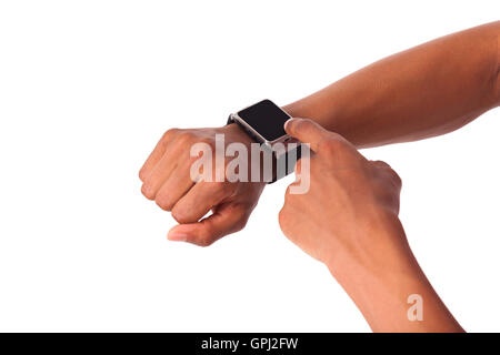 Afroamerikanische Person trägt eine Smartwatch, isoliert auf weißem Hintergrund Stockfoto