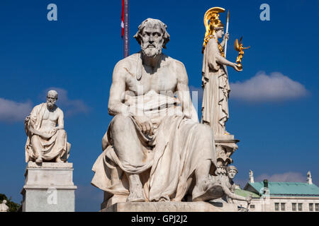 Statuen von Thukydides, Polybios und Pallas Athene an österreichische Parlamentsgebäude in Wien, Österreich Stockfoto