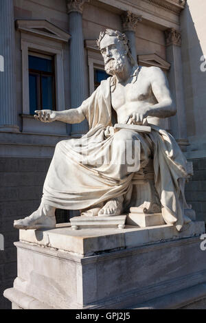 Statue von Xenophon an österreichische Parlamentsgebäude in Wien, Österreich Stockfoto