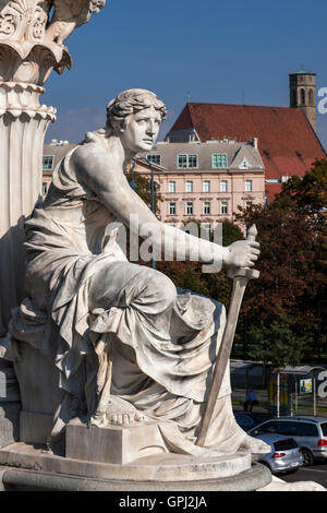 Statue am österreichischen Parlamentsgebäude in Wien, Österreich Stockfoto