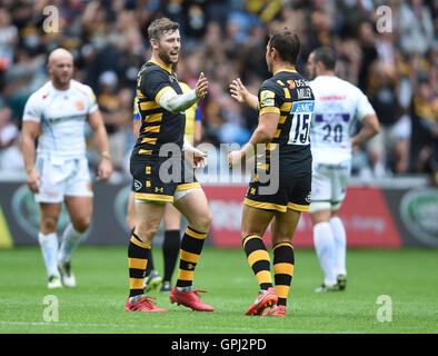 Wasps' Rob Miller feiert den Sieg mit Teamkollege Elliot Daly nach dem Aviva Premiership Spiel in der Ricoh Arena, Coventry. Stockfoto