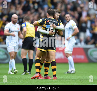 WaspsÂ "Rob Miller feiert Sieg mit Teamkollege Elliot Daly nach dem Aviva Premiership-Spiel in der Ricoh Arena in Coventry. Stockfoto