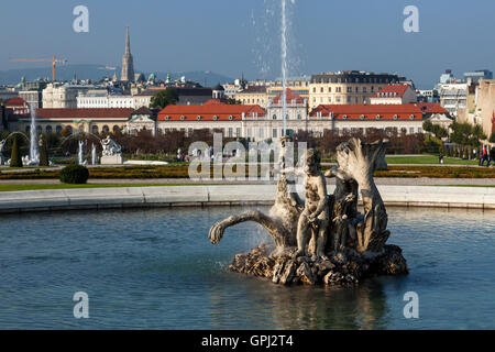 Brunnen und Garten mit unteren Belvedere Palast auf dem Hintergrund in Wien, Österreich Stockfoto