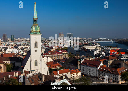 Blick von der Burg Bratislava Altstadt und St.-Martins Kathedrale Stockfoto