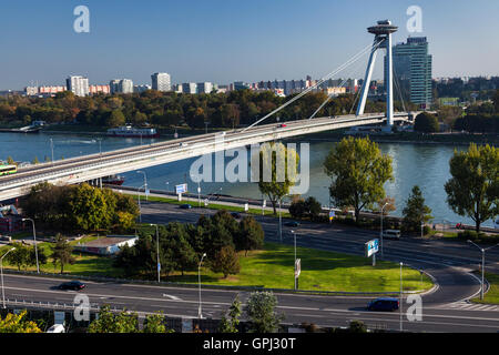 UFO-Brücke über die Donau in Bratislava Stockfoto