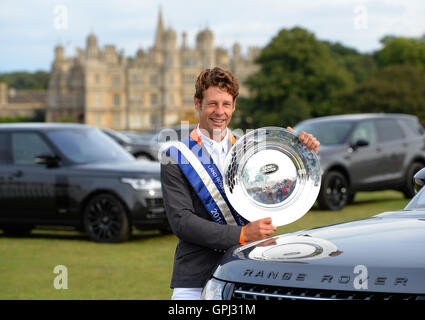 Australiens Christopher Burton, Gewinner des Land Rover Burghley Horse Trials 2016 stellt mit der Trophäe tagsüber fünf Land Rover Burghley Horse Trials bei Burghley House. Stockfoto