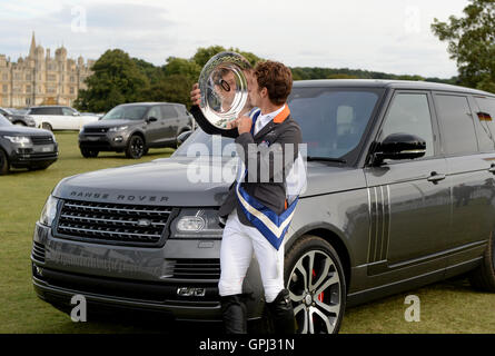 Australiens Christopher Burton, Gewinner des Land Rover Burghley Horse Trials 2016 küsst der Trophäe tagsüber fünf der Land Rover Burghley Horse Trials in Burghley House. Stockfoto