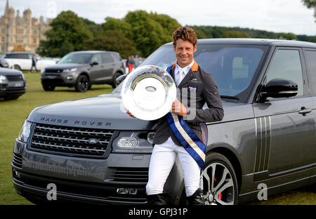 Australiens Christopher Burton, Gewinner des Land Rover Burghley Horse Trials 2016 stellt mit der Trophäe tagsüber fünf Land Rover Burghley Horse Trials bei Burghley House. Stockfoto