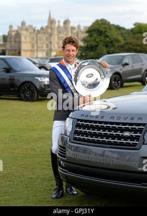 Australiens Christopher Burton, Gewinner des Land Rover Burghley Horse Trials 2016 stellt mit der Trophäe tagsüber fünf Land Rover Burghley Horse Trials bei Burghley House. Stockfoto