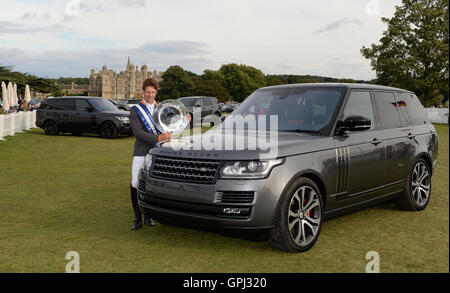 Australiens Christopher Burton, Gewinner des Land Rover Burghley Horse Trials 2016 stellt mit der Trophäe tagsüber fünf Land Rover Burghley Horse Trials bei Burghley House. Stockfoto