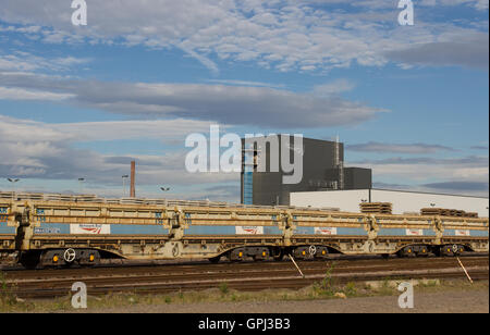 Ein Network Rail Infrastructure Depot mit Güterzügen bereit zur Abfahrt mit Schwellen und Schotter für Engineering geladen. Stockfoto