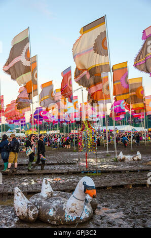 Eine aufblasbare Schwan im Schlamm beim Glastonbury Festival für zeitgenössische darstellende Kunst 2016 Stockfoto